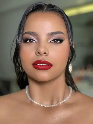 Maquiagem com batom vermelho e pele aveludada