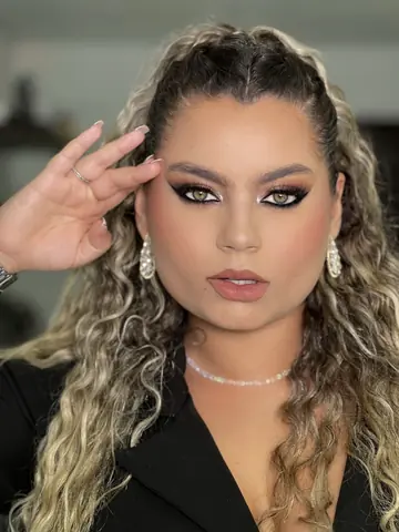 Maquiagem glam com cabelo cacheado