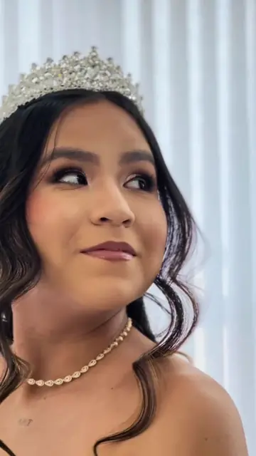 Debutante com coroa e maquiagem delicada