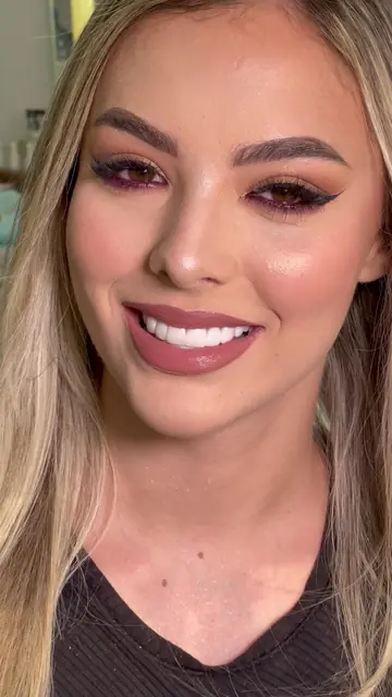 Maquiagem glow rosada em cliente loira