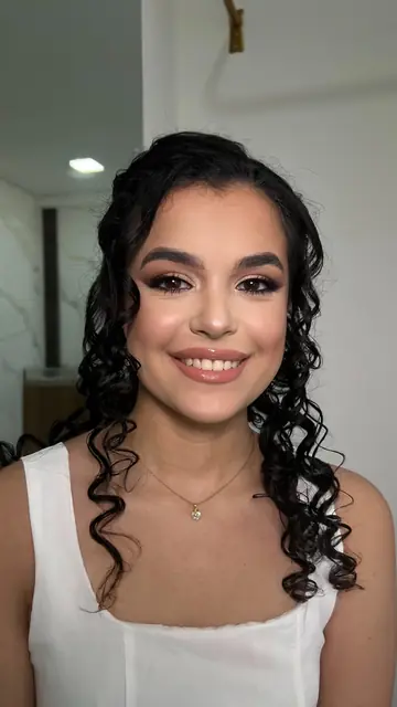 Cliente sorrindo com cachos soltos