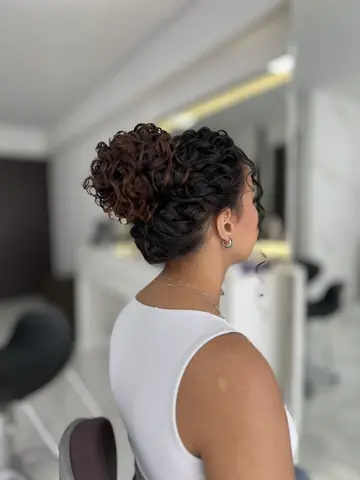 Coque alto com cachos definidos