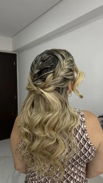 Penteado semipreso com ondas longas