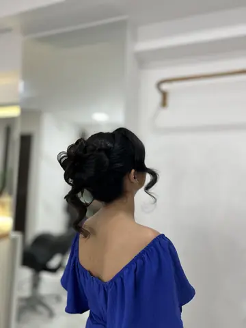Penteado preso com mechas soltas na frente