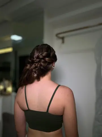 Penteado com trança lateral e volume